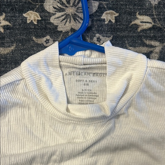 American Eagle Outfitters White/cream sleeves turtleneck - Picture 2 of 4